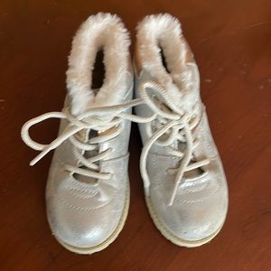 Oshkosh Girls Silver Faux Fur Lined Size 11